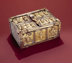 Domnach Airgid-bokhelligdommen, Clones, County Monaghan, 8. århundre, ombygd i ca. 1350 (barlind dekket med tinnbelagt bronse og sølvforgylt plater)